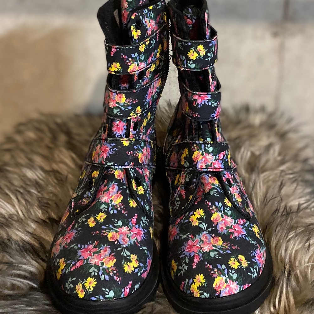 🌸🌼New Girls Floral print Rocket Dog combat boots